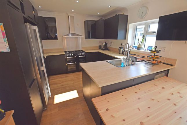 32, Gron Ffordd, Cardiff photo 5