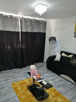 Flat to rent in Fleming Way, London