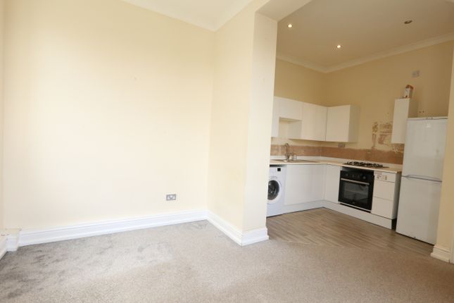 Flat to rent in Junction Road, Romford