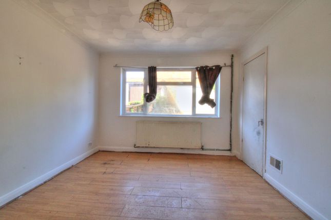 12, Lower Crescent, Stanford-le-hope photo 3