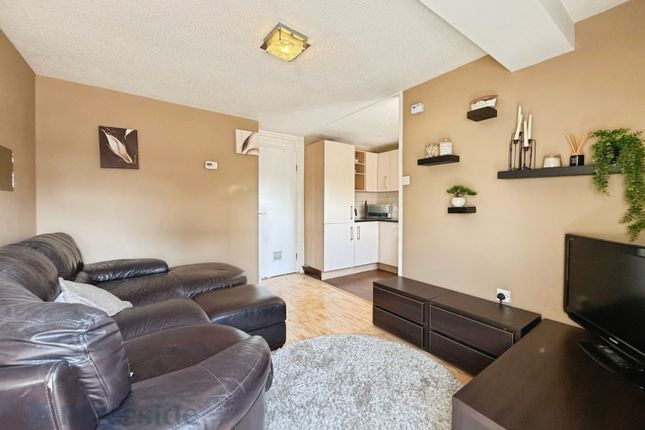 7 Lisle Court, Dagger Lane, Hull photo 3
