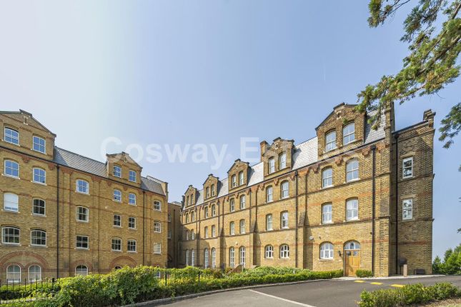 Flat for sale in Holborn Close, London