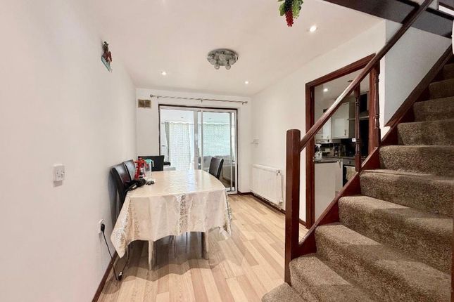 11 Englands Avenue, Dunstable photo 4