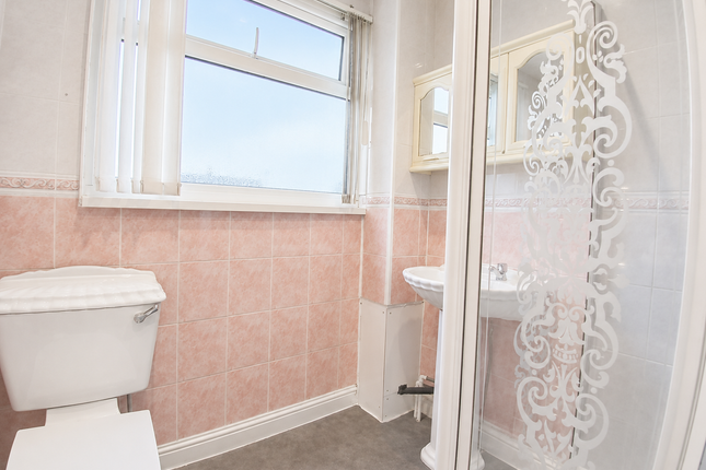 3, Farnham Drive, Manchester photo 2