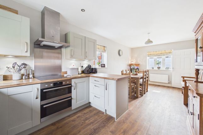 8 Hereford Close, Towcester photo 3