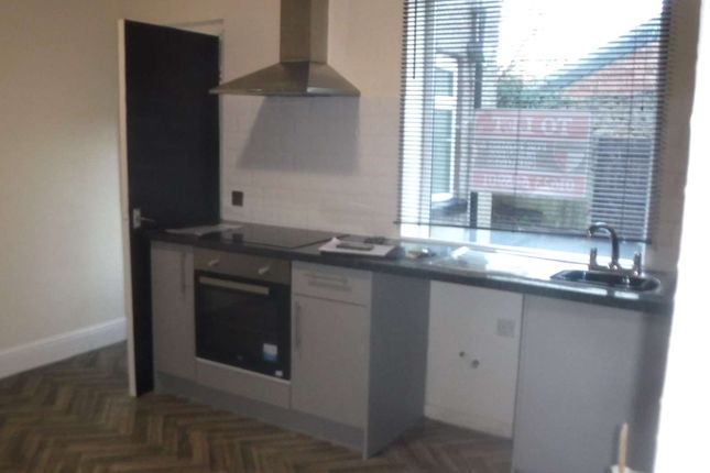Flat to rent in West Hill Drive, Mansfield