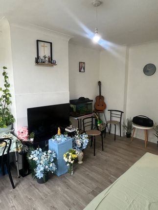 1, Ferrymead Gardens, Greenford photo 5