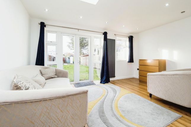 18 Kingsley Gardens, Hornchurch photo 2