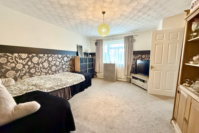 16, Caerleon Grove, Merthyr Tydfil photo 2