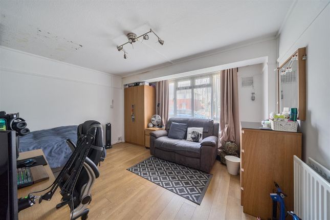 23, Shadwell Drive, Northolt photo 4