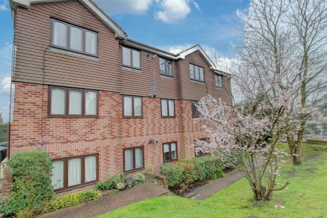 Thumbnail Flat for sale in Frenches Court, Redhill