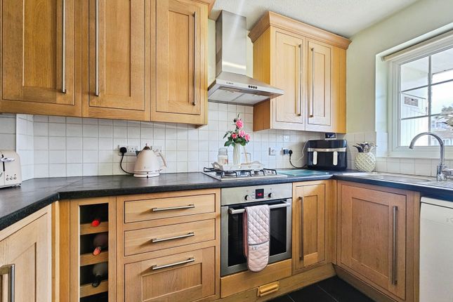 19, Robin Way, Surrey photo 3