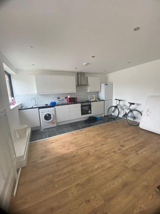 Thumbnail Flat to rent in Sutherland Road, London