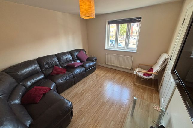 First Floor Room, 4, Millgrove, Swindon photo 2