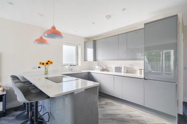 Flat 4, 40, Fir Tree Road, Banstead photo 4