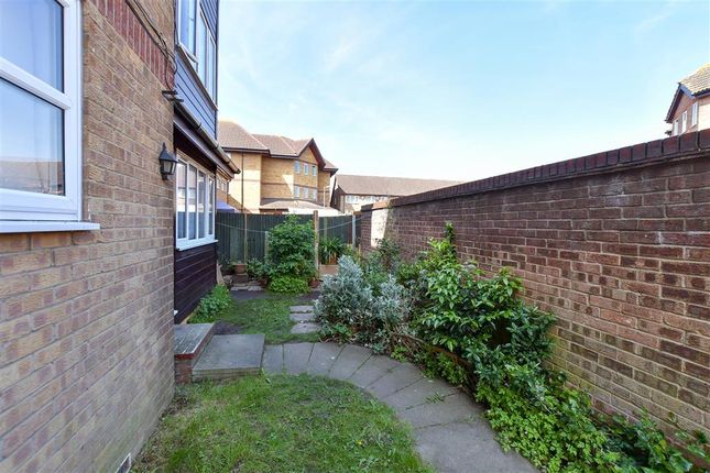 Thumbnail Maisonette for sale in Frobisher Road, Erith, Kent
