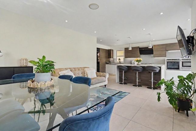 9a Red Lane, Esher photo 4