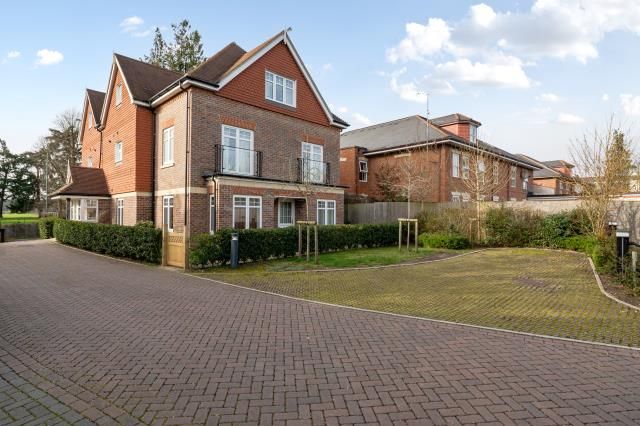 1-bed flat on Flat 3, 5, Cricketers Close, Bagshot, £250,000