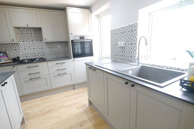 5, Robins Way, Hatfield photo 2