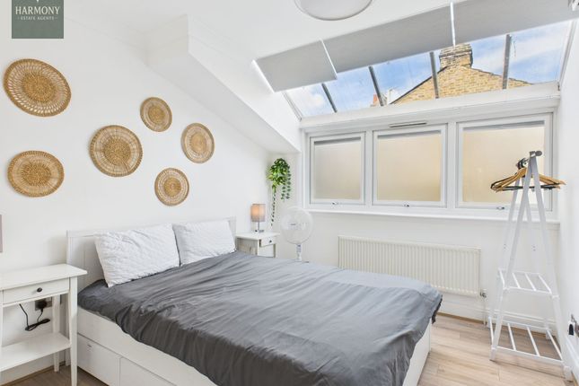 Flat 1, 246, Lavender Hill, London photo 3