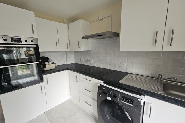 Beehive Lane, Basildon photo 3