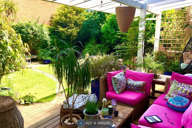 1-bed house on Exning Road, London, £700/mo