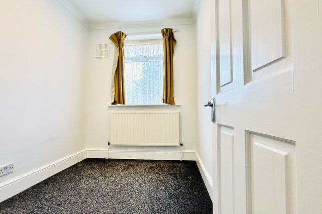 212, Oval Road North, Dagenham photo 4