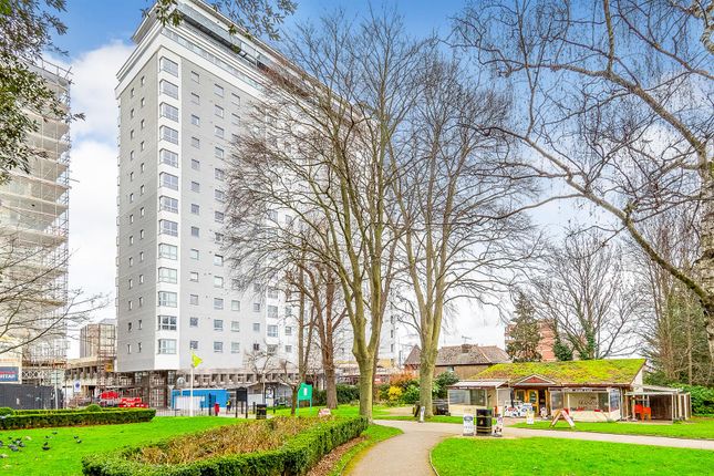 Thumbnail Flat for sale in Throwley Way, Sutton