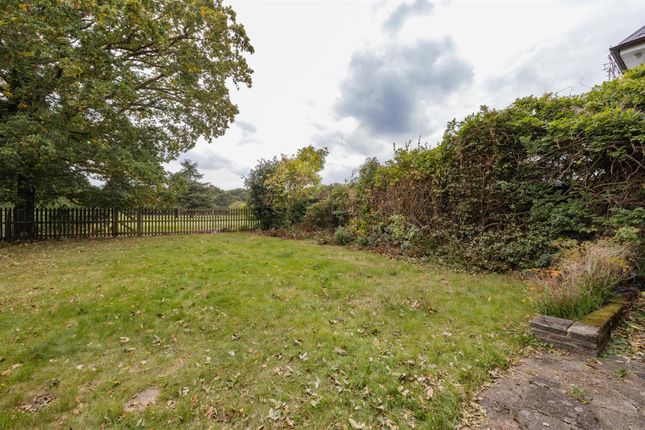 The Warren Drive, E11