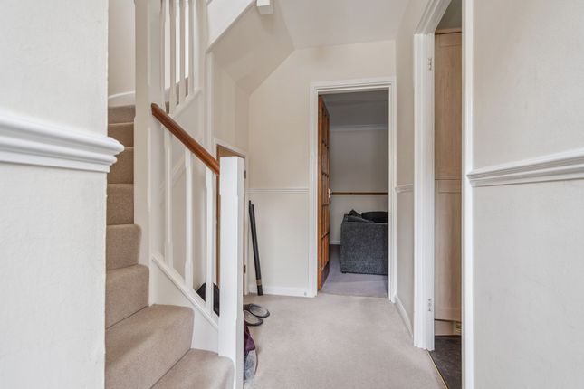 28 Brambling Close, Bushey photo 2