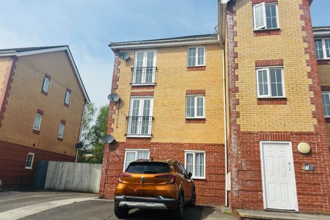 Flat to rent in Llwyn David, Barry