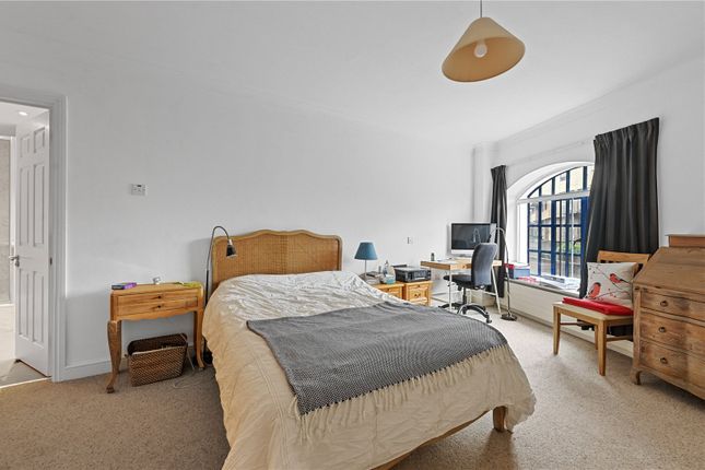 Flat for sale in St. Katharines Way, London