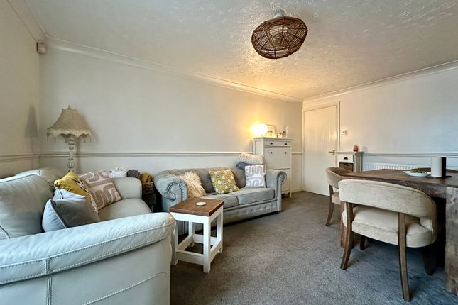 12 Wraysbury Drive, Basildon photo 2