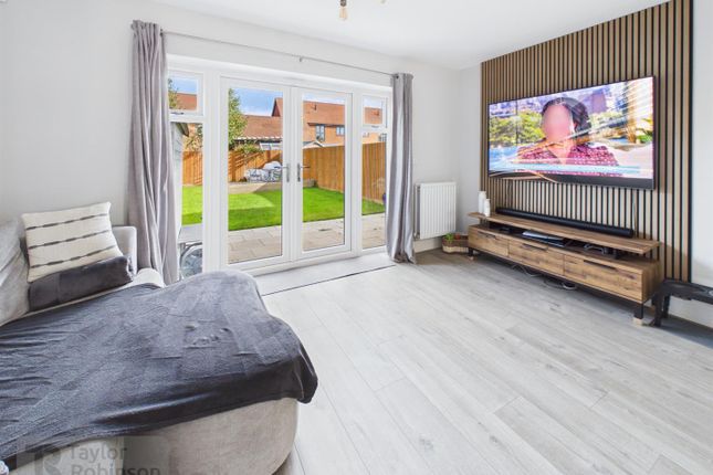 10, Gordons Way, Crawley photo 2