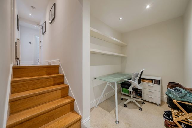 54D,, Vicarage Grove, London photo 4