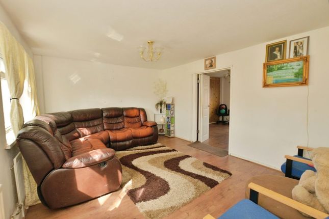 25, Lynsted Close, Ashford photo 2