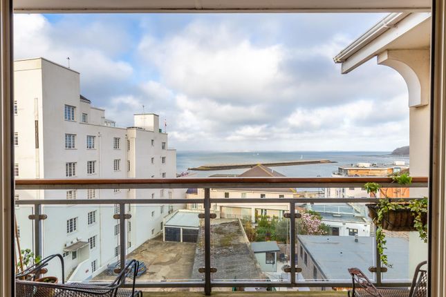 Thumbnail Flat to rent in Castle Road, Cowes