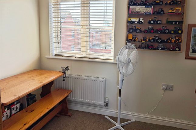 4, Silverstone Road, Bourne photo 5