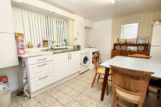 52 Sholver Lane, Oldham photo 3