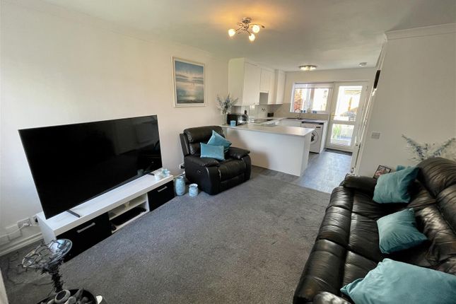 4, Wells Close, Darlington photo 2