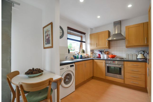 Flat 50/Ainsworth Court, 14 Plough Close, London photo 4