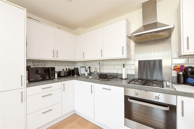 Nailsworth Crescent, Merstham photo 4