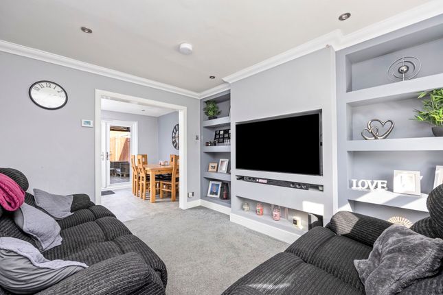 8 The Hollow, Crawley photo 4