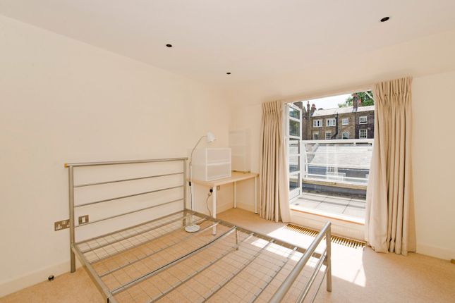Flat to rent in Gower Mews Mansions, Gower Mews