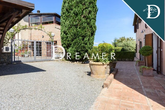 Villa for sale in Via Montarioso, Siena, Toscana
