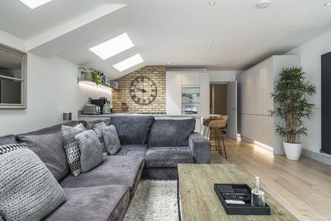 Flat Flat 1-2, 333, Fulham Palace Road, London photo 2