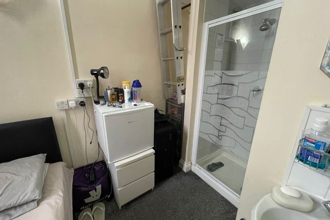 Room to rent in Holmes Road, London