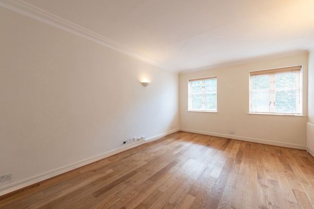 Flat to rent in Chantry Square, Oak Lodge Chantry Square