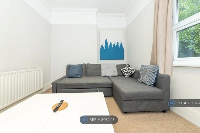 Flat, Reading photo 3
