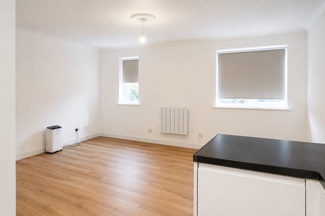 Flat 39, Barons Court, Luton photo 4